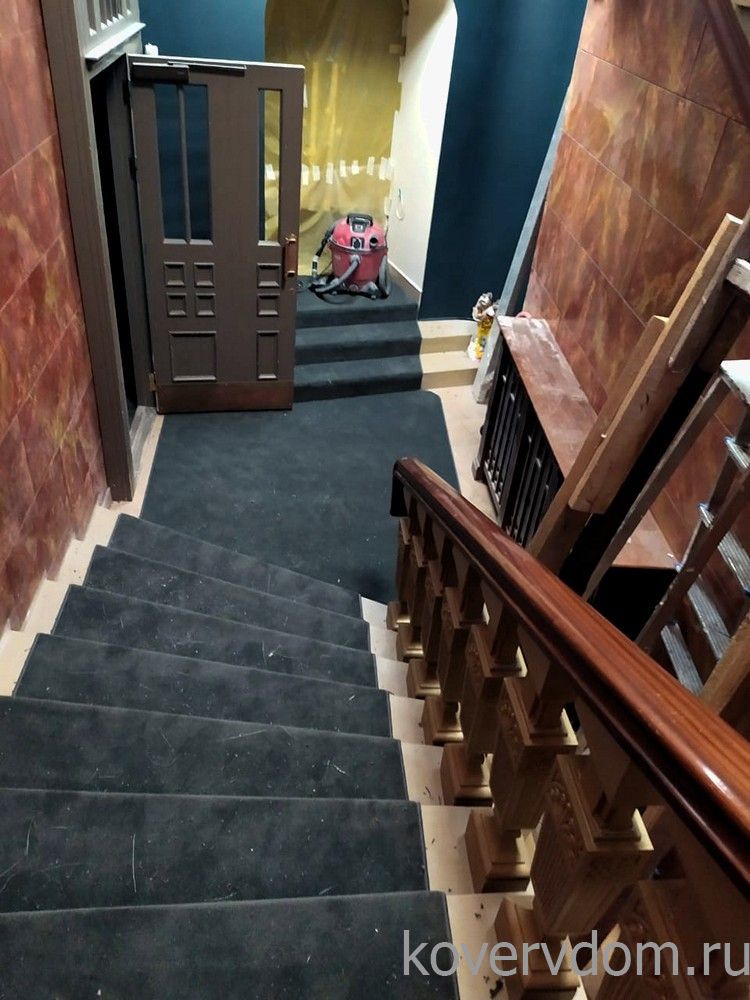 Ковровое покрытие RGNS-21 серое с укладкой на лестницу Ковровое покрытие RGNS-21 серое с укладкой на лестницу